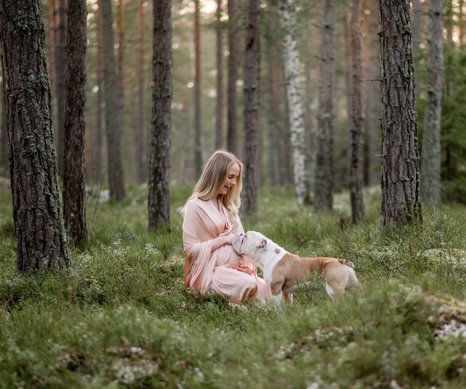 Gravidfotografering i stockholm med hund i skogen 