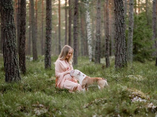 Gravidfotografering i stockholm med hund i skogen 